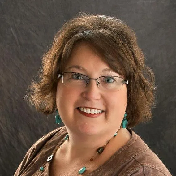 Visit Findlay blogger Kellie shares how to shop local and "boutique it up!" in Findlay, Ohio by supporting locally owned shops and restaurants! • VisitFindlay.com