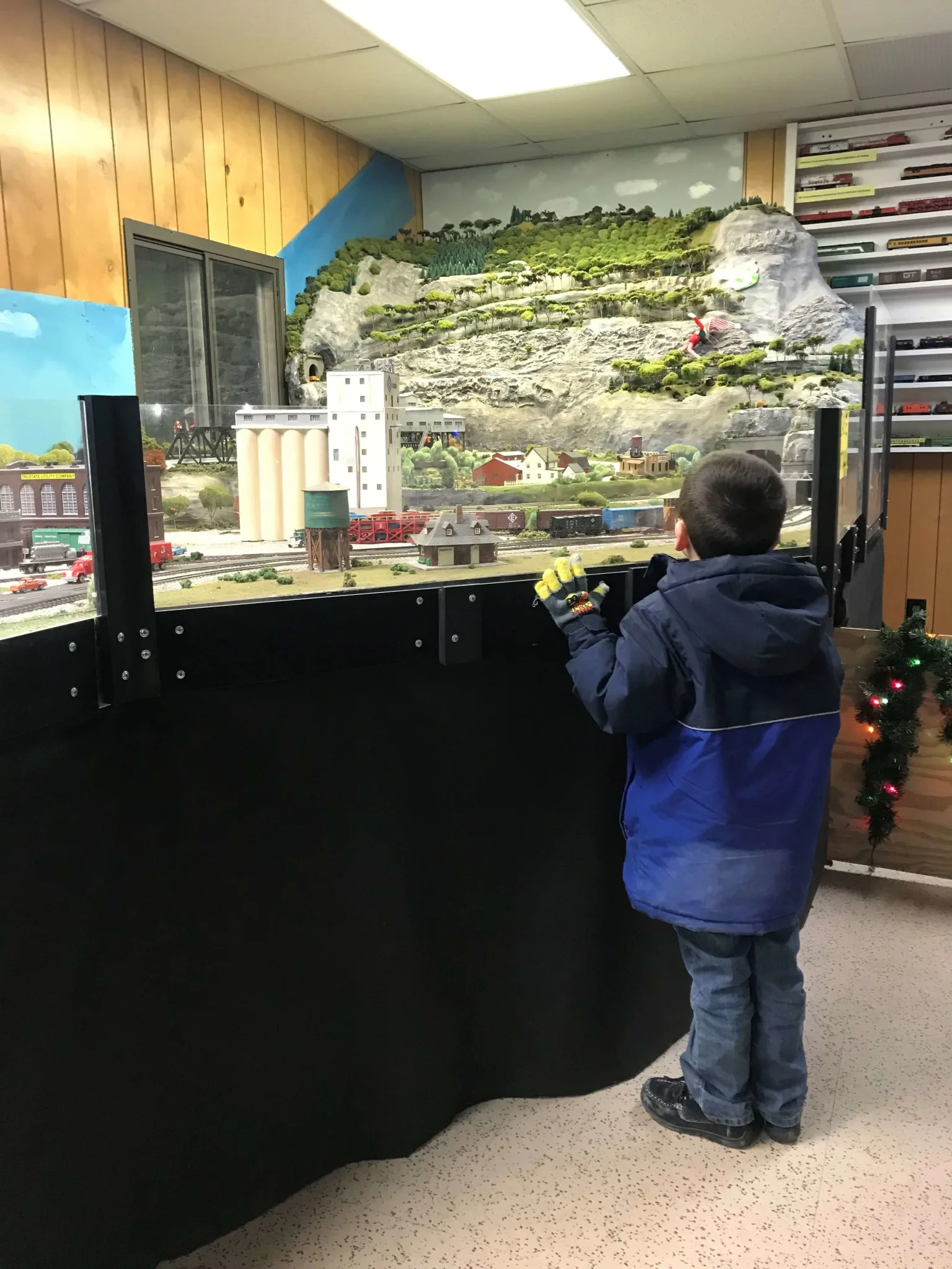 Visit Findlay's Danielle shares her magical first trip to NWORRP's North Pole Express with train rides, elves, decorations and lights and Santa, of course! • VisitFindlay.com