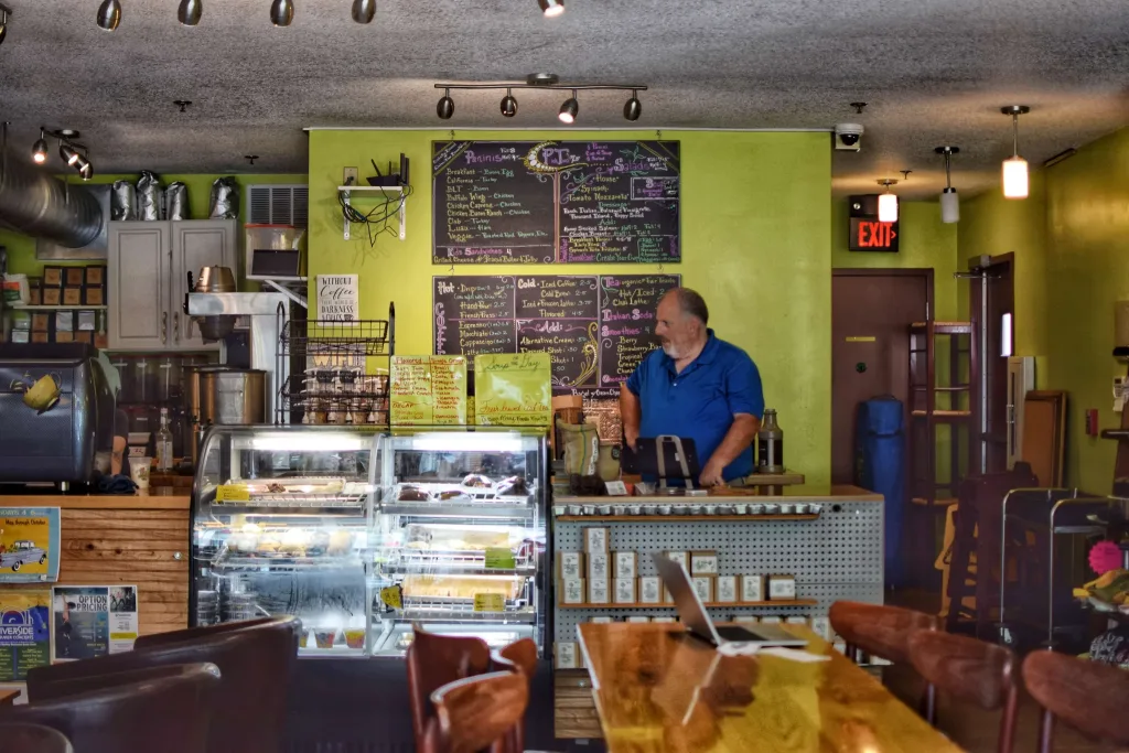 Visit Findlay blogger Kellie shares how to shop local and "boutique it up!" in Findlay, Ohio by supporting locally owned shops and restaurants! • VisitFindlay.com