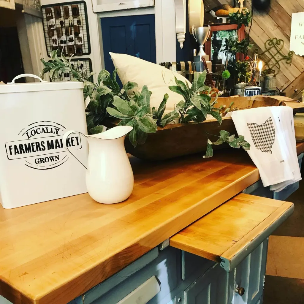 Visit Findlay blogger Kellie shares how to shop local and "boutique it up!" in Findlay, Ohio by supporting locally owned shops and restaurants! • VisitFindlay.com